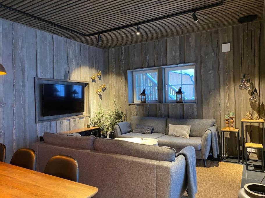 Modern Stuga Med Ski Lodge Kaensla Jarvso Exterior photo